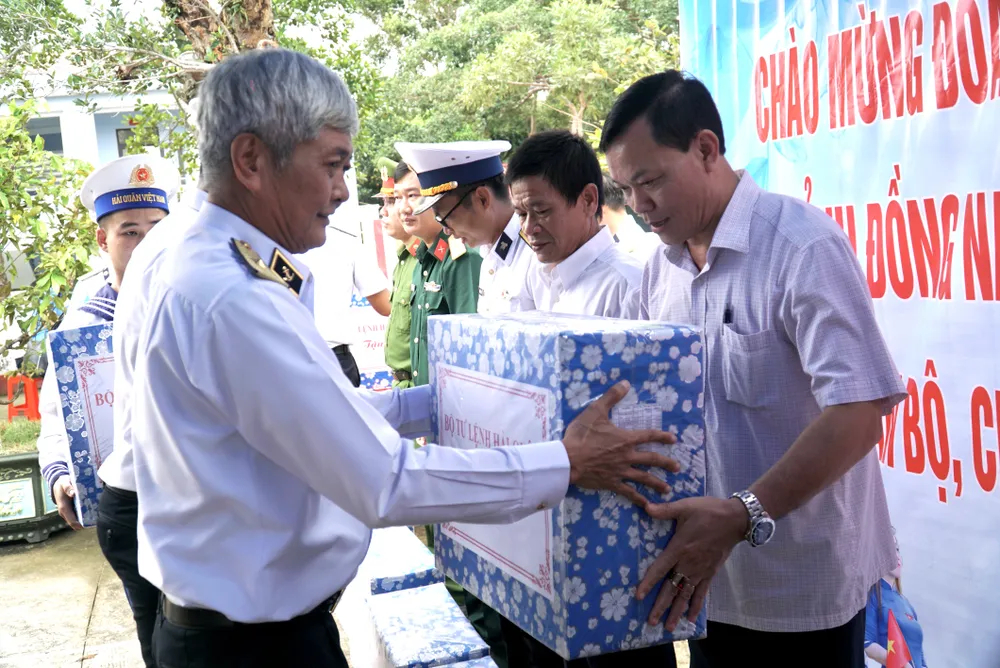 Chuẩn đô đốc Trần Ngọc Quyết tặng quà cho các chiến sĩ tại Trạm trưởng Trạm ra đa 610, đảo Thổ Chu. Ảnh: BẢO PHƯƠNG doan-cong-tac-tay-nam-6.JPG