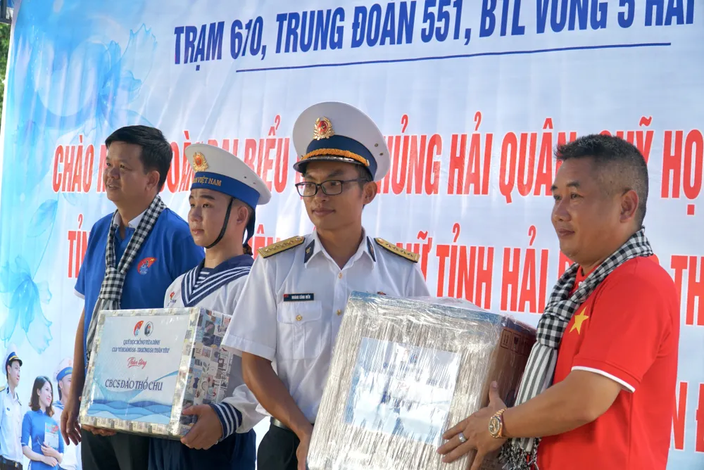 Đại diện CLB Quỹ Vừ A Dính tặng quà cho các chiến sĩ tại Trạm trưởng Trạm ra đa 610, đảo Thổ Chu. Ảnh: BẢO PHƯƠNG doan-cong-tac-tay-nam-7.JPG