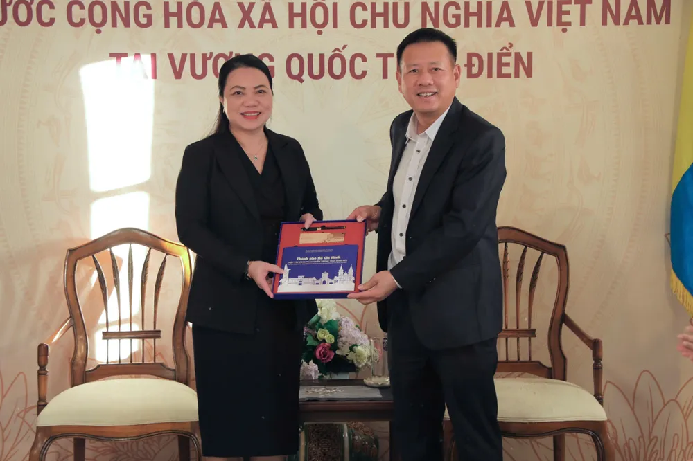 Bà Vũ Thị Huỳnh Mai, Chủ nhiệm Ủy ban người Việt Nam ở nước ngoài TP.HCM, trao quà lưu niệm cho Đại sứ Trần Văn Tuấn. Ảnh: UBNVNONN Đại sứ quán Việt Nam tại Thuỵ Điển dai-su-quan-viet-nam-tai-thuy-dien-1.jpg