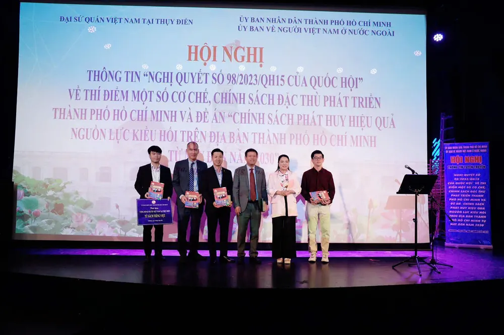 Trước đó, TP.HCM tổ chức hội nghị thông tin tuyên truyền về Nghị quyết 98 đến với cộng đồng người Việt Nam tại Thuỵ Điển. Ảnh: UBNVNONN z5839536299850_31511e1ecb536c5c0265e3d36aa59dbe.jpg