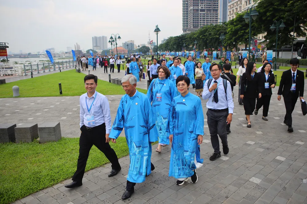 Đoàn đại biểu tham quan TP.HCM. Ảnh: NGUYỆT NHI bieu-tuong-huu-nghi-4.jpg
