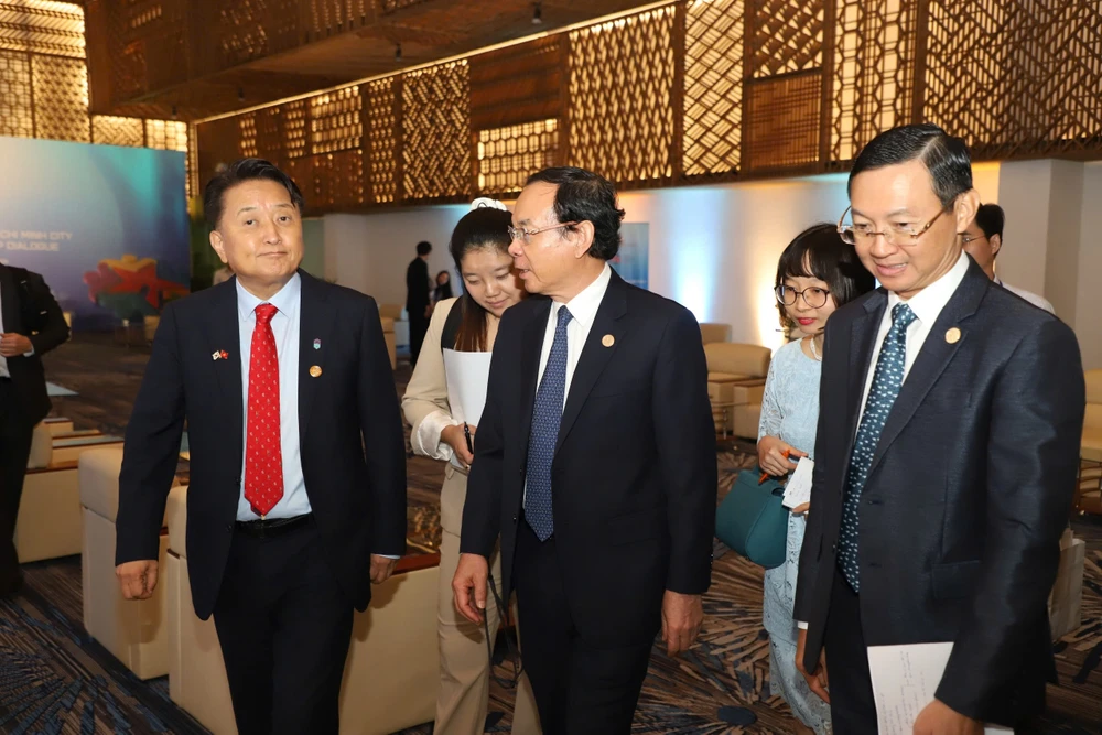 Bí thư TP.HCM Nguyễn Văn Nên trao đổi với ông Kim Young-hwan, Tỉnh trưởng Tỉnh Chungcheongbuk, Hàn Quốc. Ảnh: BẢO PHƯƠNG lanh-dao-tp-7.jpg
