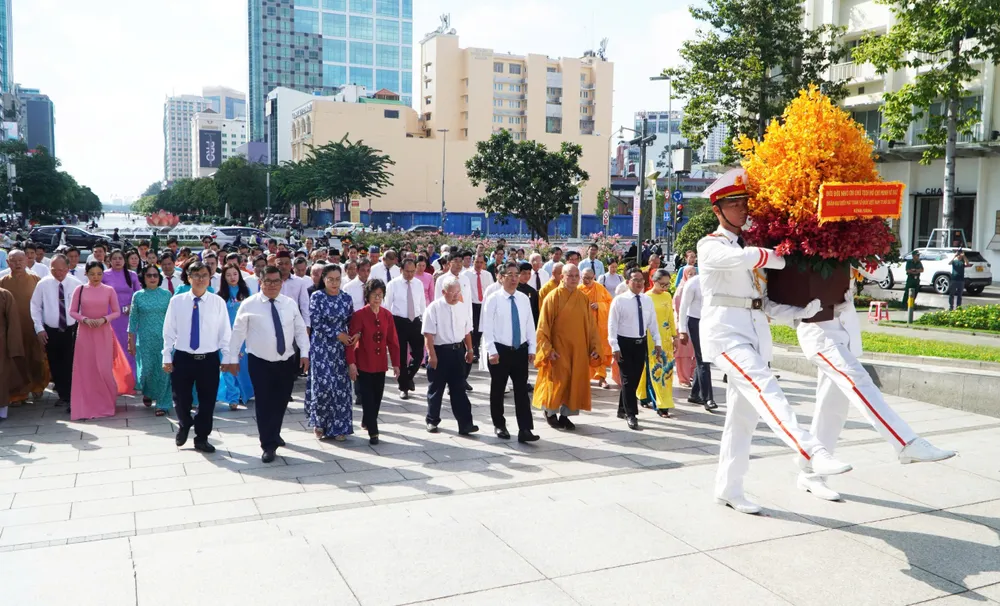 Đoàn đại biểu Đại hội MTTQ Việt Nam TP.HCM dâng hoa, dâng hương tưởng niệm Chủ tịch Hồ Chí Minh. Ảnh: BẢO PHƯƠNG mttq-viet-nam-1.jpg