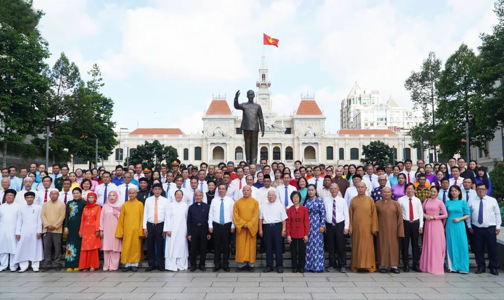 Đoàn đại biểu chụp hình lưu niệm trước công viên Tượng đài Chủ tịch Hồ Chí Minh. Ảnh: BẢO PHƯƠNG mttq-viet-nam-2.jpg