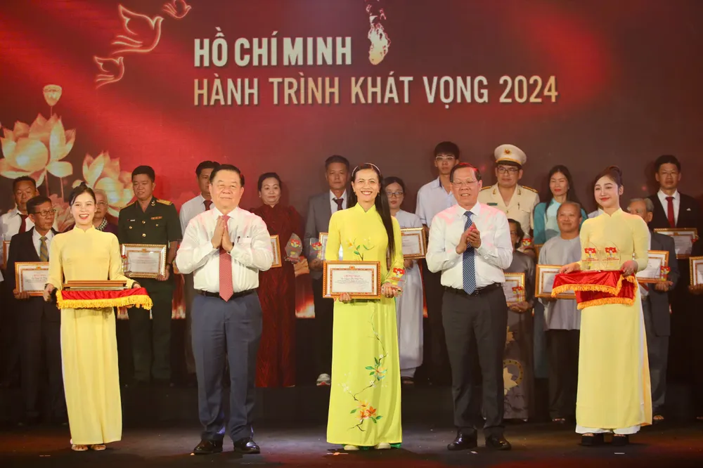 Trưởng Ban Tuyên giáo Trung ương Nguyễn Trọng Nghĩa và Chủ tịch UBND TP.HCM Phan Văn Mãi trao bằng khen tuyên dương bà Hà Thị Thanh Hương. Ảnh: NGUYỆT NHI phong-cach-ho-chi-minh-4.jpg