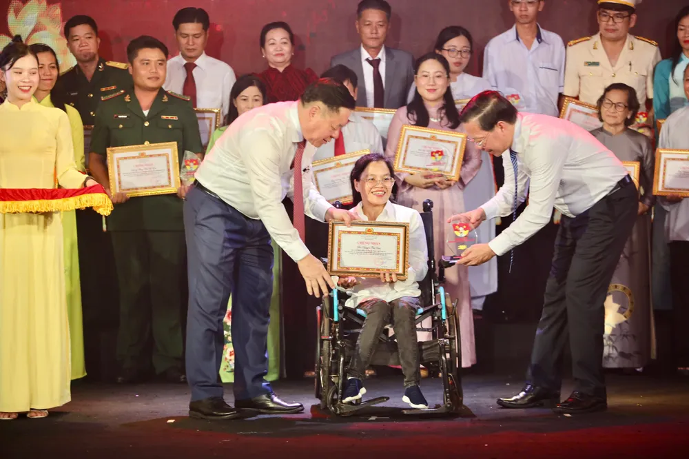 Lãnh đạo Trung ương, TP.HCM trao tuyên dương cho các điển hình lan toả tư tưởng, đạo đức, phong cách Hồ Chí Minh. Ảnh: NGUYỆT NHI phong-cach-ho-chi-minh-5.jpg