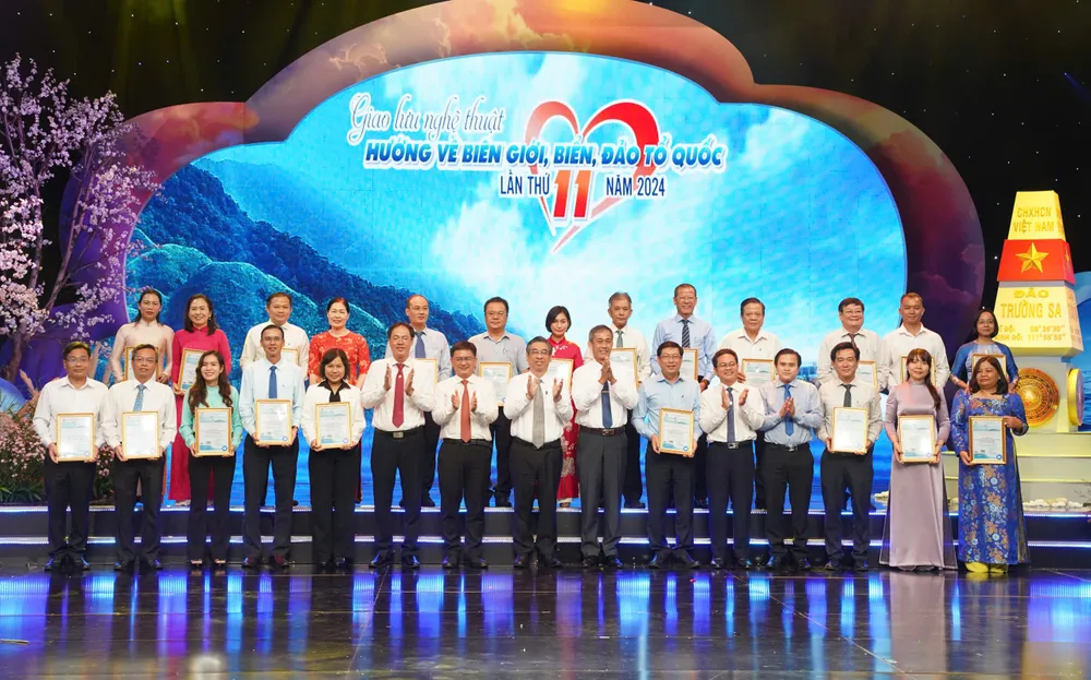 Ông Nguyễn Phước Lộc, Phó Bí thư Thành uỷ, Chủ tịch Ủy ban MTTQ Việt Nam TP.HCM, chụp hình lưu niệm cùng các đơn vị trao bảng ủng hộ. Ảnh: THUẬN VĂN huong-ve-bien-gioi-1.jpg
