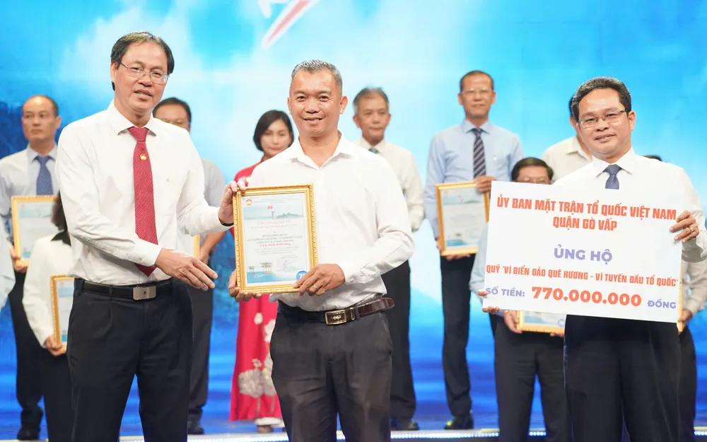 Lãnh đạo Ủy ban MTTQ Việt Nam TP.HCM tiếp nhận bảng ủng hộ từ các đơn vị. Ảnh: THUẬN VĂN huong-ve-bien-gioi-5.jpg