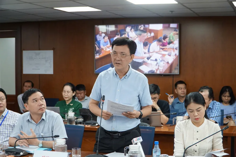 Ông Lý Thanh Long, Chánh Văn phòng Sở Xây dựng TP.HCM, thông tin tại họp báo. Ảnh: BẢO PHƯƠNG nhà trên và ven kênh rạch