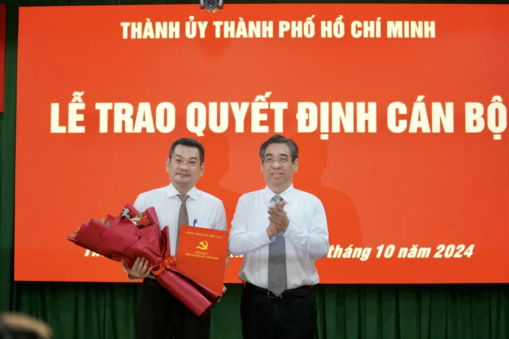 Phó Bí thư Thành ủy, Chủ tịch Ủy ban MTTQ TP.HCM Nguyễn Phước Lộc trao quyết định cho ông Hoàng Minh Tuấn Anh. Ảnh: BẢO PHƯƠNG Chủ tịch UBND quận 7 Hoàng Minh Tuấn Anh làm Bí thư Quận uỷ quận 7