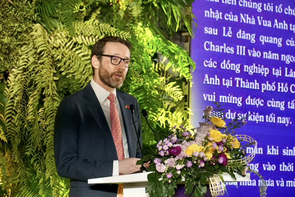 Ông Iain Frew, Đại sứ Anh tại Việt Nam, phát biểu tại buổi tiệc. Ảnh: B.PHƯƠNG pho-chu-tich-ubnd-tp-1.JPG