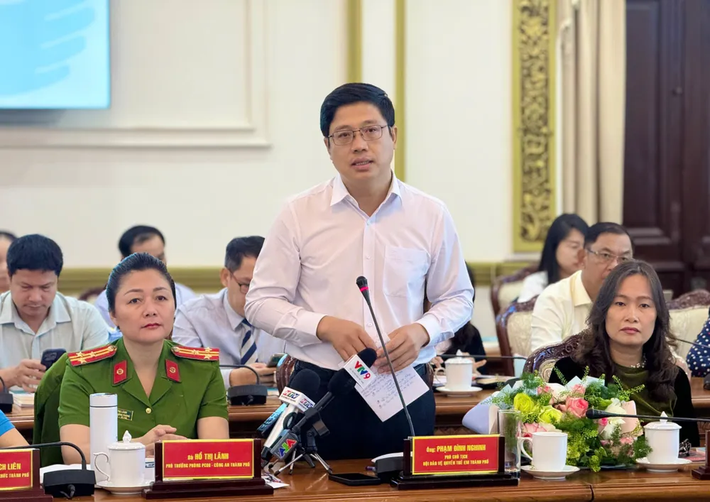 tp-hcm-can-can-bo-deo-bam-de-tre-em-vo-danh-co-giay-to-tuy-than