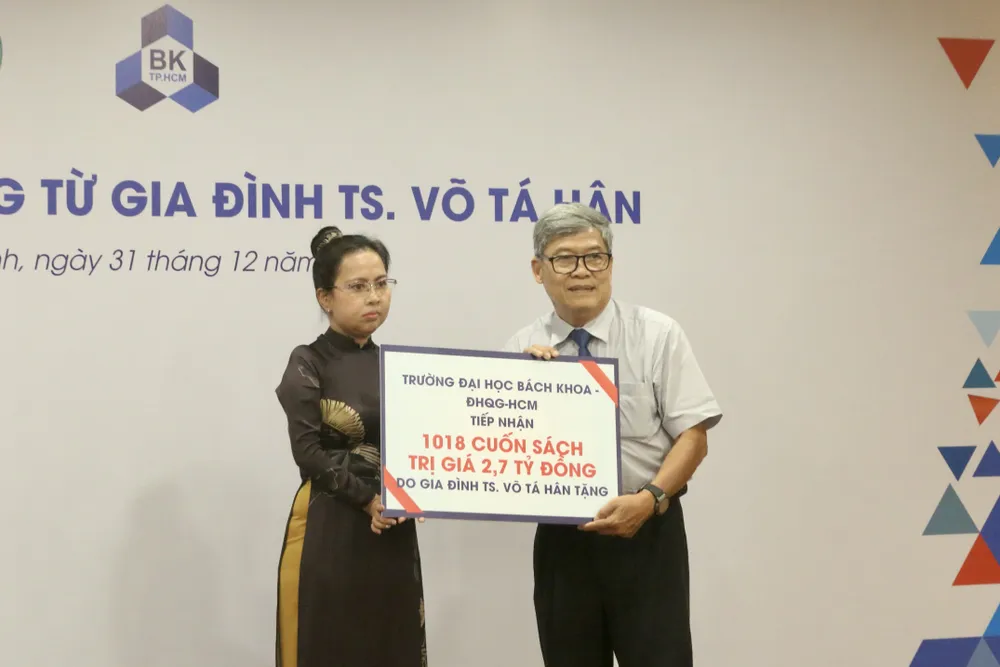 Kiều bào Mỹ tặng lô sách quý 2,7 tỉ đồng cho trường ĐH Bách Khoa TP.HCM