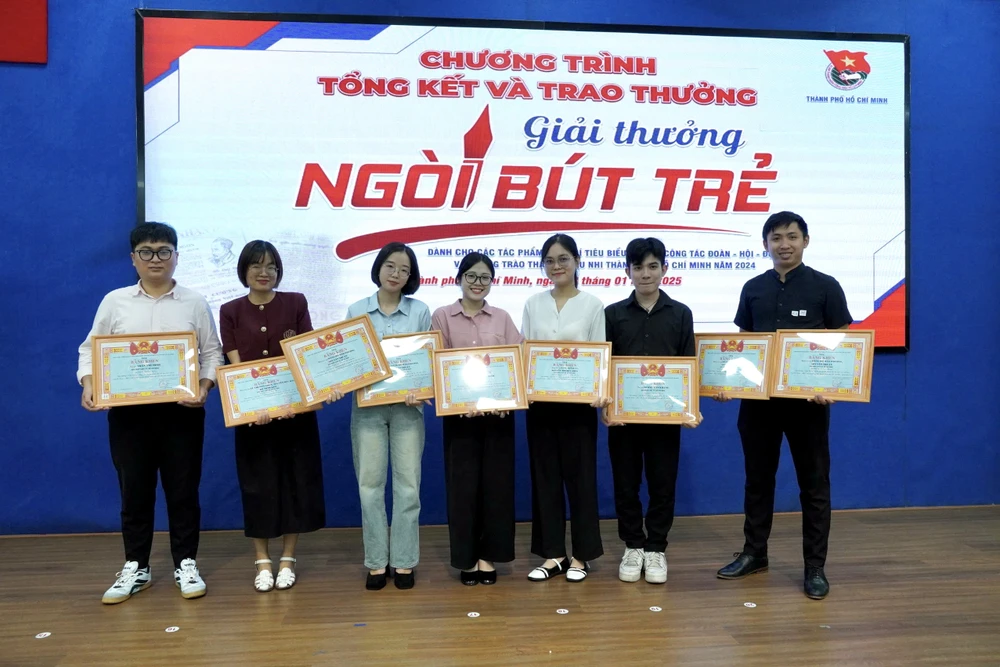ngoi-but-tre-nam-2024-4.jpg Các phóng viên báo Pháp Luật TP.HCM đạt giải Ngòi bút trẻ năm 2024.