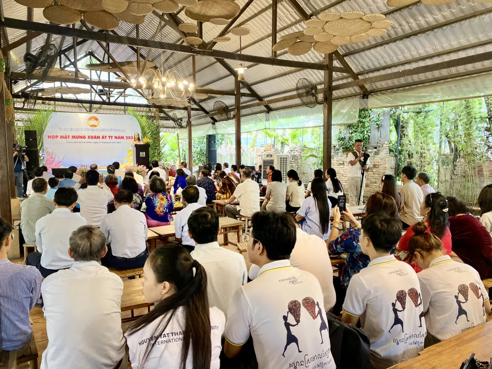 sinh-vien-lao-12.jpg “Gia đình Việt với sinh viên Lào, Campuchia đang học tập tại TP.HCM”