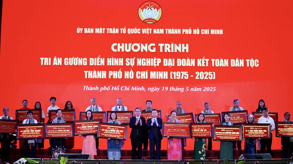 Thân nhân, gia đình thay mặt các gương điển hình đã mất nhận khánh vàng tri ân từ lãnh đạo TP.HCM. Ảnh: BẢO PHƯƠNG bi-thu-nguyen-van-nen-1.JPG