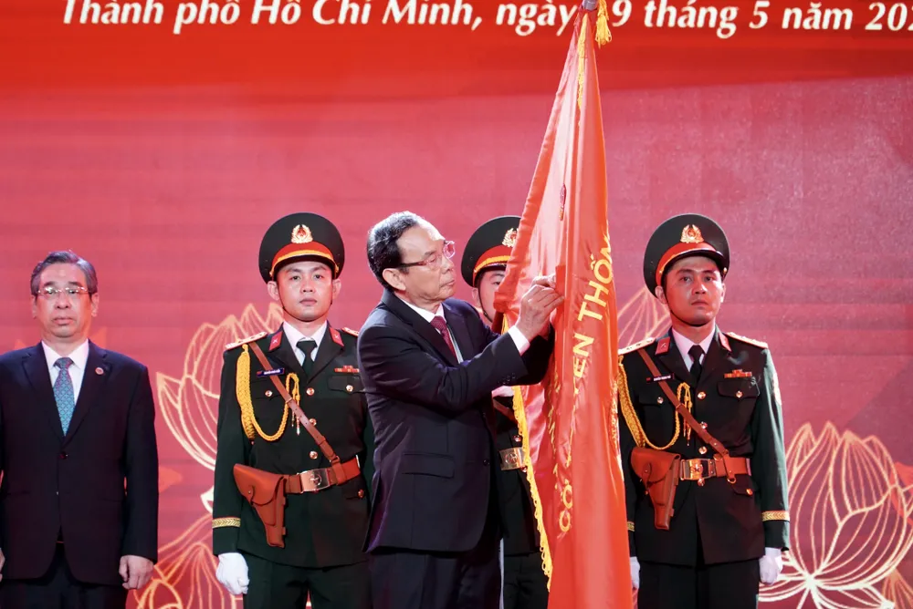 Bí thư Nguyễn Văn Nên trao tặng danh hiệu “Anh hùng Lao động” cho Ủy ban MTTQ VN TP.HCM. Ảnh: BẢO PHƯƠNG Bí thư Nguyễn Văn Nên bi-thu-nguyen-van-nen-10.JPG
