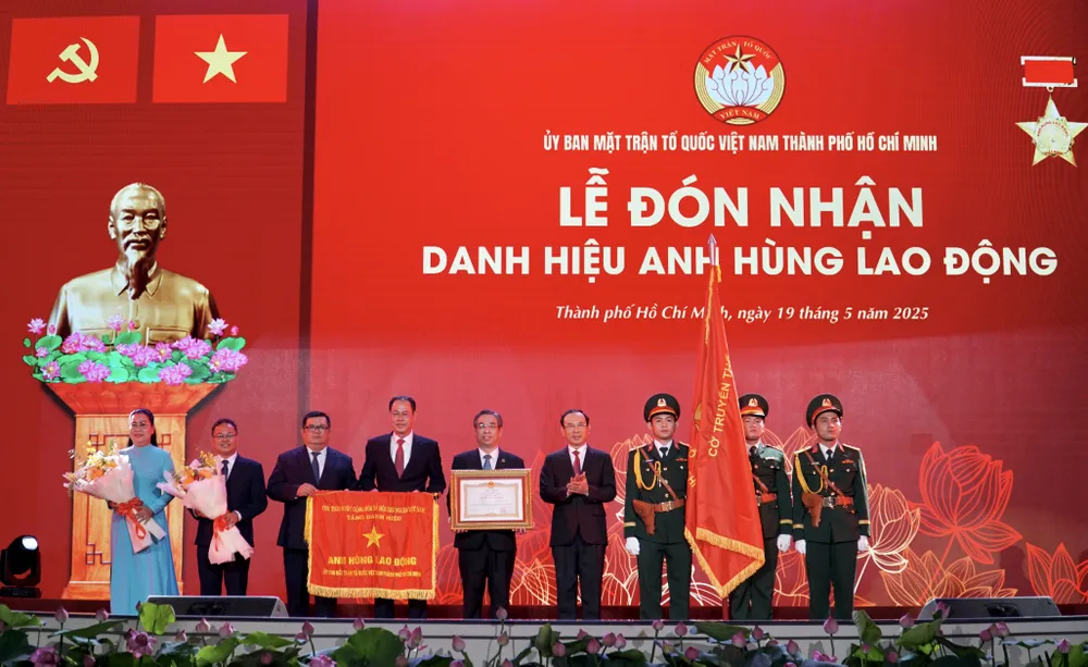 Bí thư Nguyễn Văn Nên đã thay mặt lãnh đạo Đảng, Nhà nước trao tặng danh hiệu “Anh hùng Lao động” cho Ủy ban MTTQ VN TP.HCM. Ảnh: BẢO PHƯƠNG bi-thu-nguyen-van-nen-11.JPG