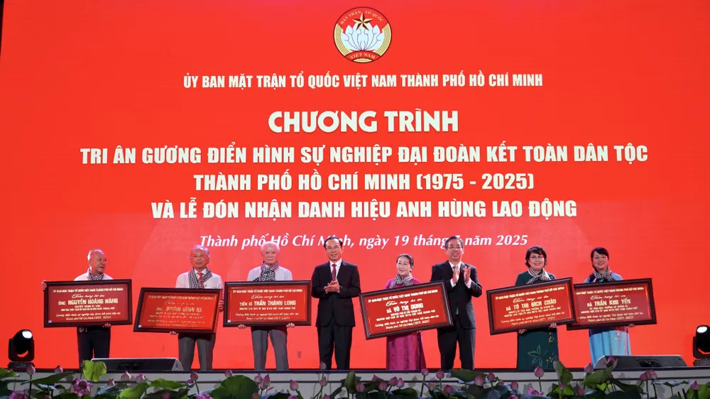 Bí thư Nguyễn Văn Nên và Phó Bí thư, Chủ tịch Uỷ ban MTTQ VN TP.HCM Nguyễn Phước Lộc trao tặng khánh vàng tri ân Chủ tịch Uỷ ban MTTQ VN TP.HCM các thời kỳ. Ảnh: BẢO PHƯƠNG bi-thu-nguyen-van-nen-12.JPG