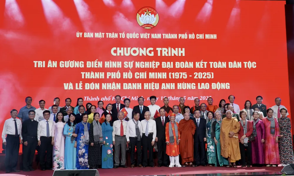 Lãnh đạo TP.HCM cùng các gương điển hình vì sự nghiệp đại đoàn kết toàn dân tộc TP.HCM được vinh danh tại chương trình. Ảnh: BẢO PHƯƠNG bi-thu-nguyen-van-nen-3.JPG