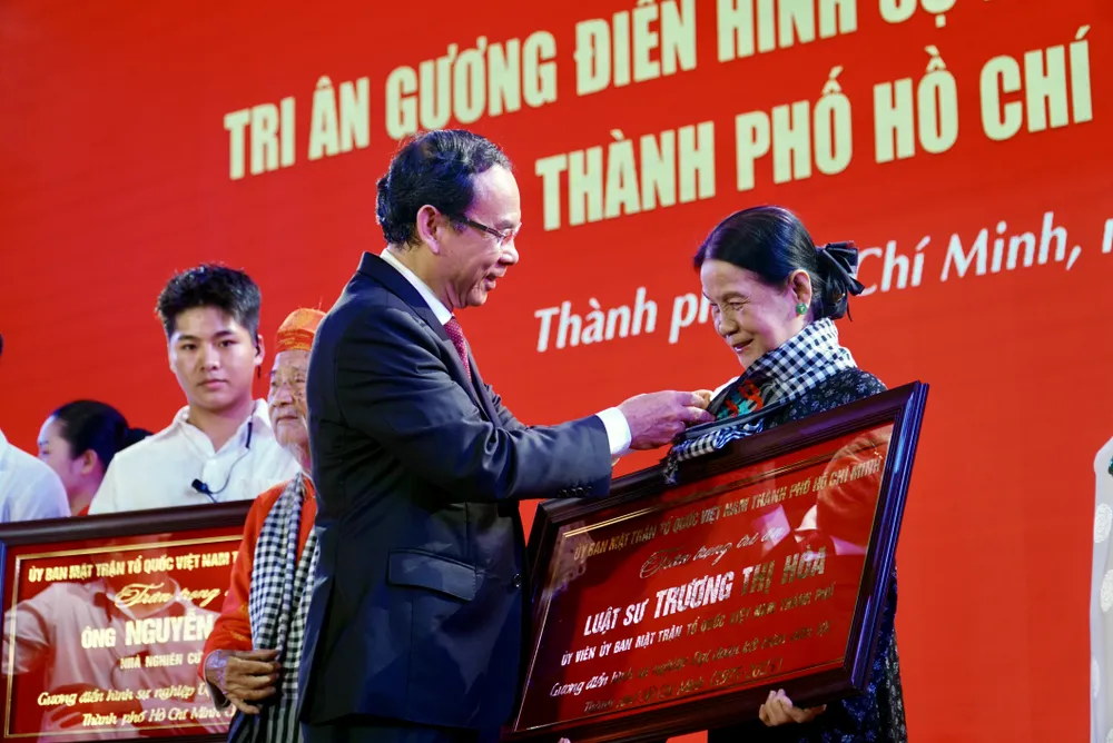 Bí thư Nguyễn Văn Nên trao quà tri ân các gương điển hình vì sự nghiệp đại đoàn kết toàn dân tộc TP.HCM. Ảnh: BẢO PHƯƠNG bi-thu-nguyen-van-nen-5.JPG