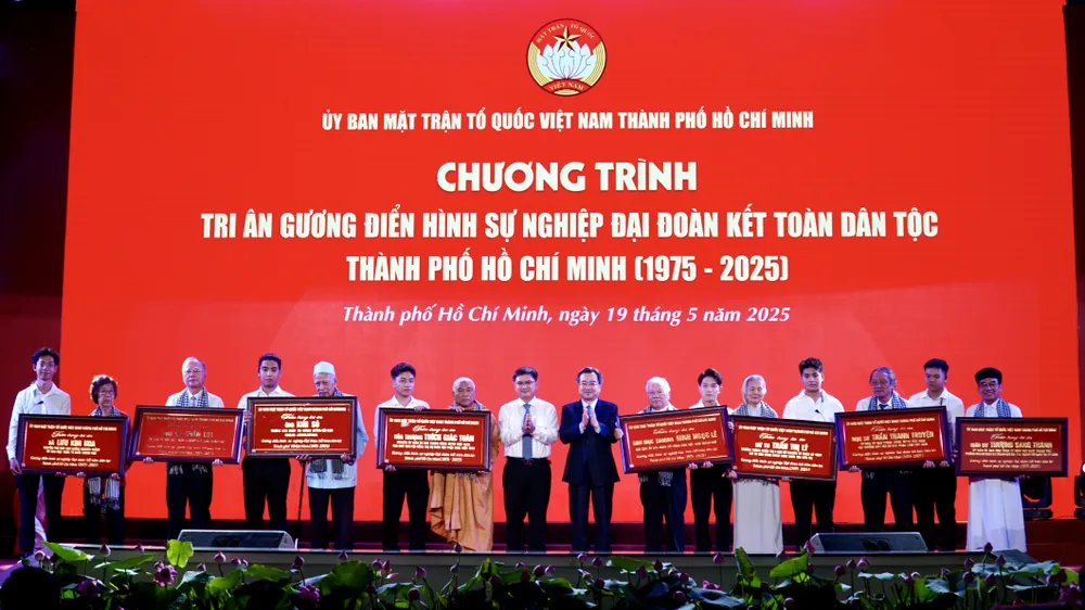 Phó Bí thư Thường trực Thành uỷ TP.HCM Nguyễn Thanh Nghị và Trưởng Ban Tuyên giáo và Dân vận Thành ủy TP.HCM Nguyễn Mạnh Cường trao khánh vàng tri ân các tấm gương. Ảnh: BẢO PHƯƠNG bi-thu-nguyen-van-nen-8.JPG