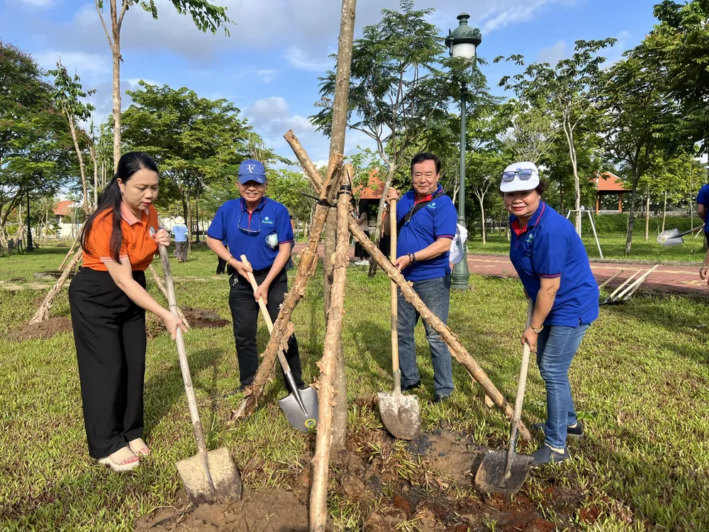 tham-gia-trong-cay-1.jpg Kiều bào TP.HCM cùng tham gia trồng cây dịp 135 năm ngày sinh Bác Hồ