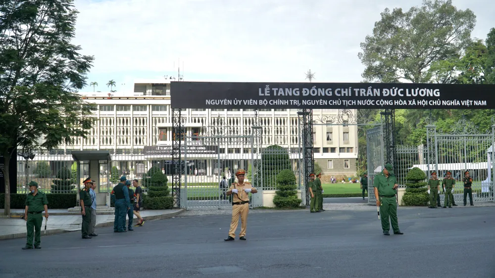 Lễ tang nguyên Chủ tịch nước Trần Đức Lương đang diễn ra tại Hội trường Thống Nhất. Ảnh: BẢO PHƯƠNG nguyen-chu-tich-nuoc-tran-duc-luong-1.JPG Lễ tang nguyên Chủ tịch nước Trần Đức Lương đang diễn ra tại Hội trường Thống Nhất.