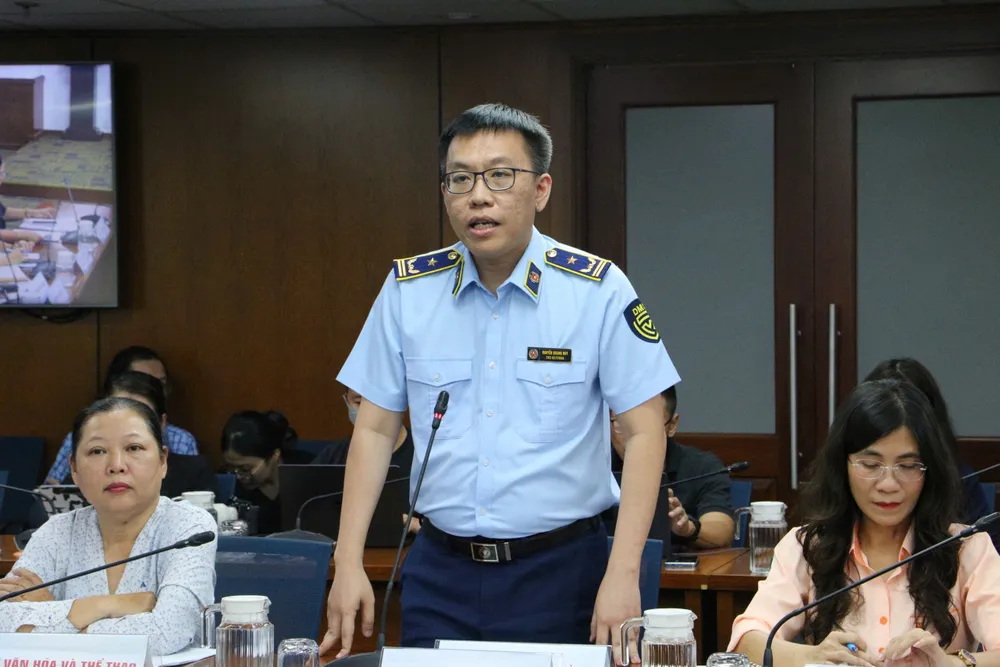 Ông Nguyễn Quang Huy, Phó Chi cục trưởng, Chi Cục Quản lý thị trường TP.HCM, cho biết dù có nhiều đợt kiểm tra nhưng tiểu thương Saigon Square vẫn bán hàng giả vì coi tiền phạt như một phần "chi phí kinh doanh’". Ảnh: BẢO PHƯƠNG tieu-thuong-saigon-square-1.jpg Lợi nhuận 'khủng' từ hàng giả khiến tiểu thương Saigon Square bất chấp bị xử phạt