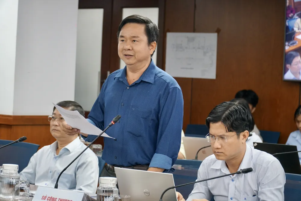 Ông Nguyễn Lê Tân thông tin về công tác kiểm soát hoạt động kinh doanh hóa chất tại chợ Kim Biên. Ảnh: BẢO PHƯƠNG cho-kim-bien-2.JPG TP.HCM xử phạt hàng trăm triệu liên quan đến việc bán hoá chất tại chợ Kim Biên