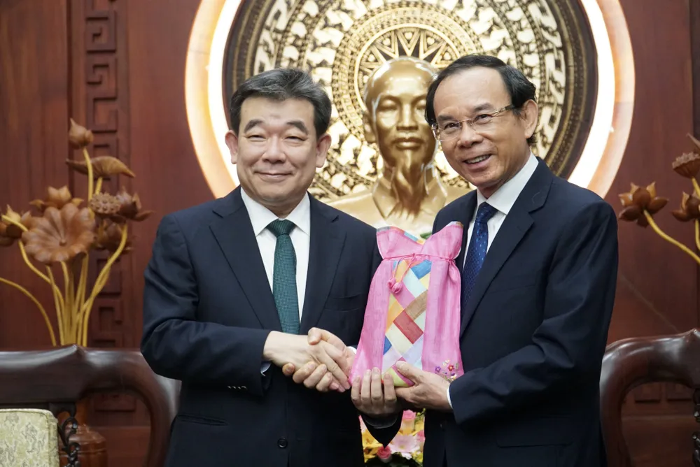 Bí thư Nguyễn Văn Nên kỳ vọng Tổng Lãnh sự Hàn Quốc Shin Chong II sẽ tiếp tục có đóng góp cho mối quan hệ Việt Nam – Hàn Quốc. Ảnh: BẢO PHƯƠNG tong-lanh-su-han-quoc-2.JPG
