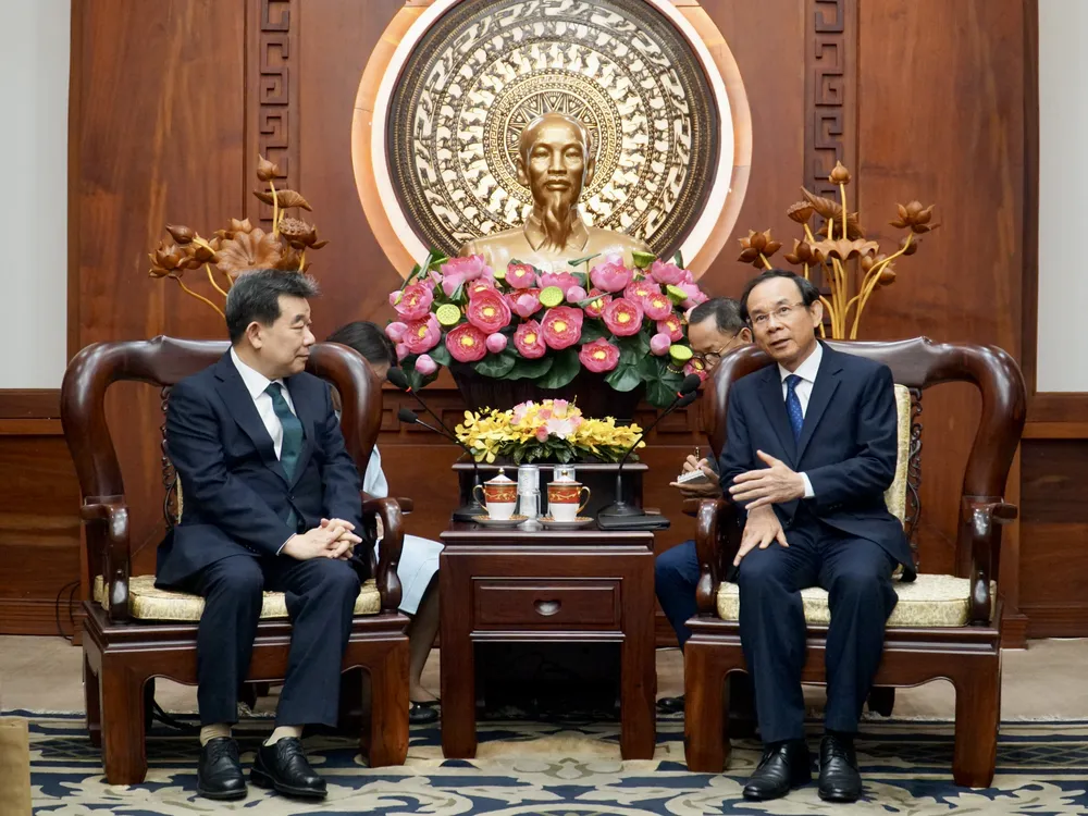 Bí thư Thành ủy TP.HCM Nguyễn Văn Nên tiếp Tổng Lãnh sự Hàn Quốc Shin Chong II. Ảnh: BẢO PHƯƠNG tong-lanh-su-han-quoc-3.JPG Tổng Lãnh sự Hàn Quốc Shin Chong II kết thúc nhiệm kỳ công tác