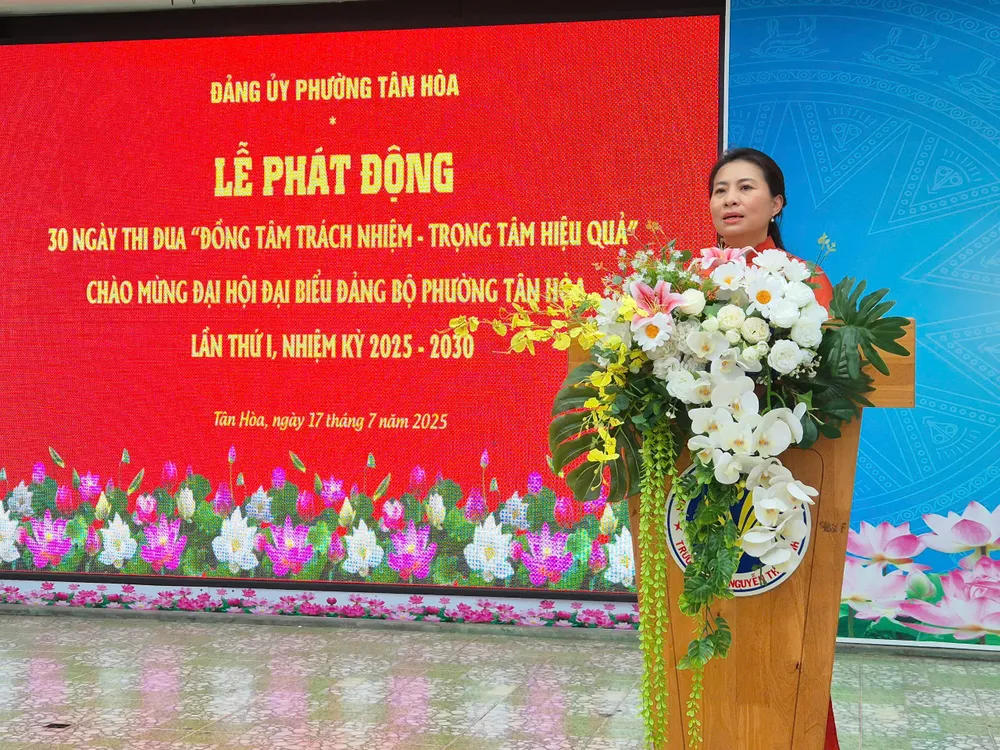 Bà Phan Kiều Thanh Hương, Bí thư Đảng ủy phường Tân Hoà, phát biểu tại buổi lễ. Ảnh: TRẦN LINH Phường Tân Hoà phát động 30 ngày thi đua chào mừng Đại hội Đảng bộ đầu tiên phuong-tan-hoa-1.jpg