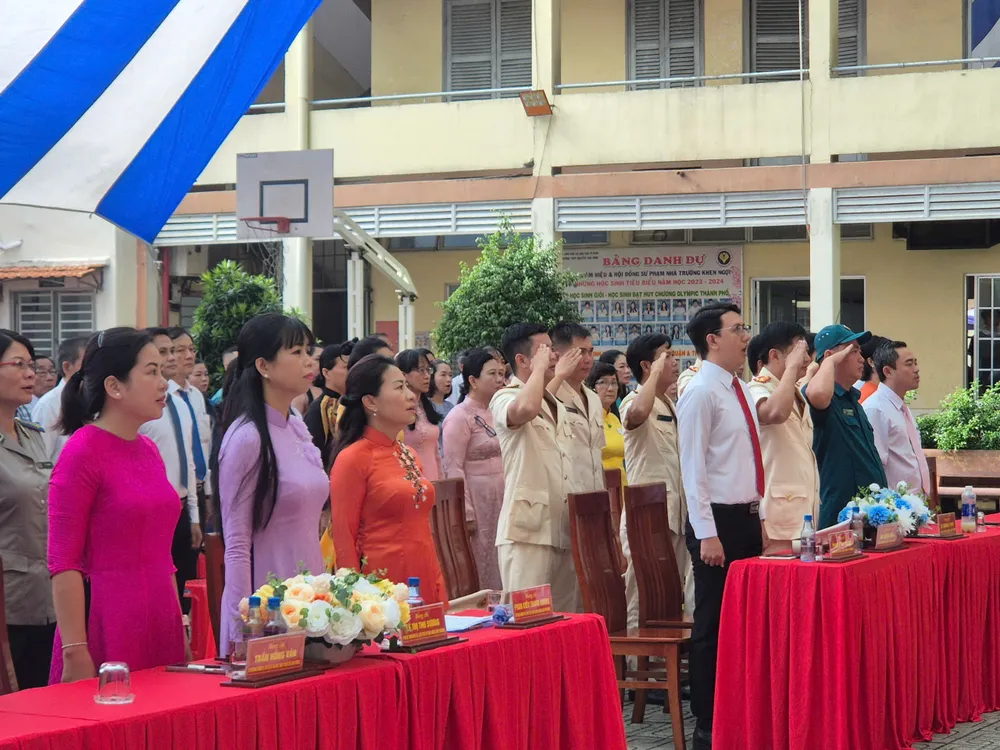 Cán bộ, đảng viên, công chức, viên chức tham gia lễ phát động. Ảnh: TRẦN LINH phuong-tan-hoa-2.jpg Phường Tân Hoà phát động 30 ngày thi đua chào mừng Đại hội Đảng bộ đầu tiên