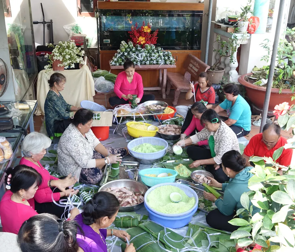 Khâu chuẩn bị nguyên liệu làm bánh tét đòi hỏi phải có kinh nghiệm và sự tỉ mỉ, bà Bên đã mất cả ngày để chế biến các nguyên liệu như ngâm đậu xanh, ngâm và lọc nếp, ướp thịt heo và xay lá bồ ngót cho vỏ bánh có màu xanh tự nhiên