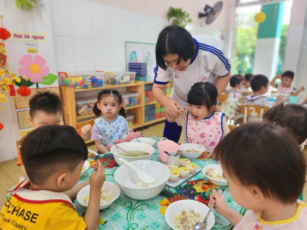 Bữa ăn bán trú của các bé Trường Mầm non Hạnh Thông Tây, quận Gò Vấp.