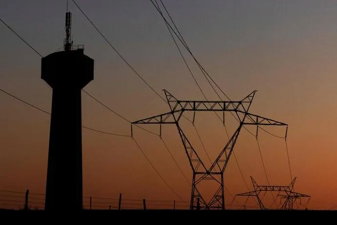 Cột điện cao thế ở tỉnh Normandy, Pháp. ẢNH: AFP Cột điện cao thế ở tỉnh Normandy, Pháp. ẢNH: AFP