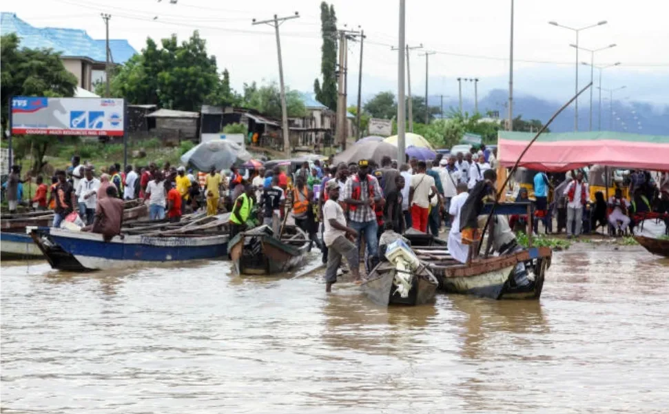 Nigeria bị lũ lụt tàn phá nặng nề, khiến nhiều người dân phải di chuyển bằng tàu thuyền. ẢNH: AP Nigeria bị lũ lụt tàn phá nặng nề, khiến nhiều người dân phải di chuyển bằng tàu thuyền. ẢNH: AP