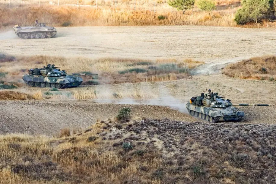 Quân đội Cyprus (Cộng hòa Síp) trong 1 cuộc tập trận với xe tăng hồi 2021 tại thủ đô Cyprus. ẢNH: GETTY IMAGES