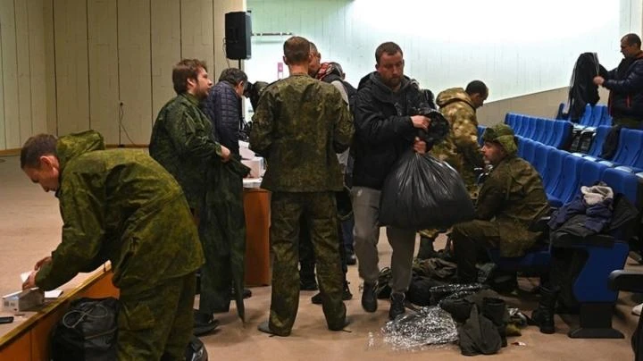 Những người nhập ngũ tại trạm tuyển quân Moscow. ẢNH: SPUTNIK