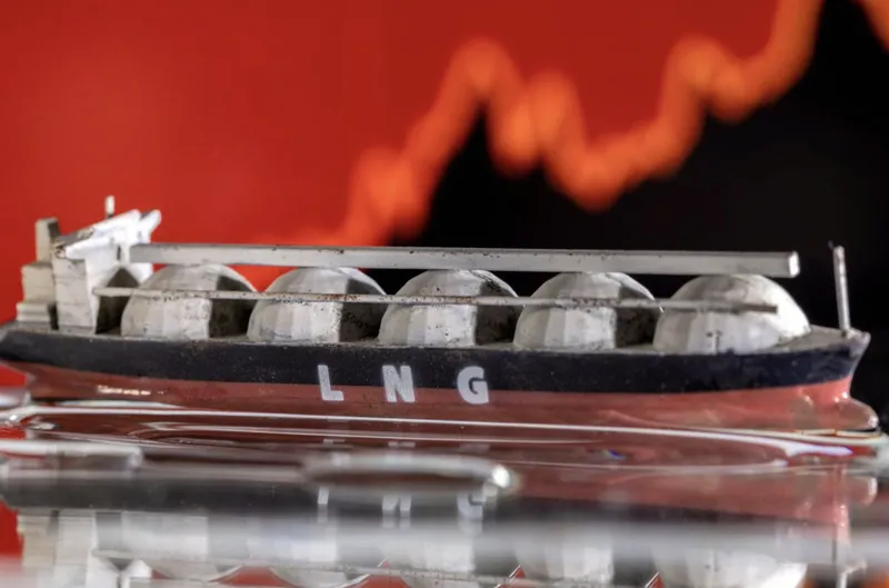 Mô hình tàu chở nhiên liệu hóa lỏng (LNG). ẢNH: REUTERS