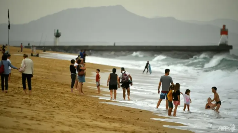Trước thời tiết tháng 10 ấm lên bất thường, khách du lịch đổ xô tới bãi biển Hossegor, tây nam nước Pháp. ẢNH: AFP Trước thời tiết tháng 10 ấm lên bất thường, khách du lịch đổ xô tới bãi biển Hossegor, tây nam nước Pháp. ẢNH: AFP