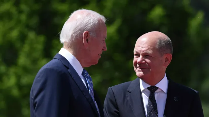 Tổng thống Mỹ Joe Biden (bên trái) và Thủ tướng Đức Olaf Scholz (bên phải). ẢNH: AP