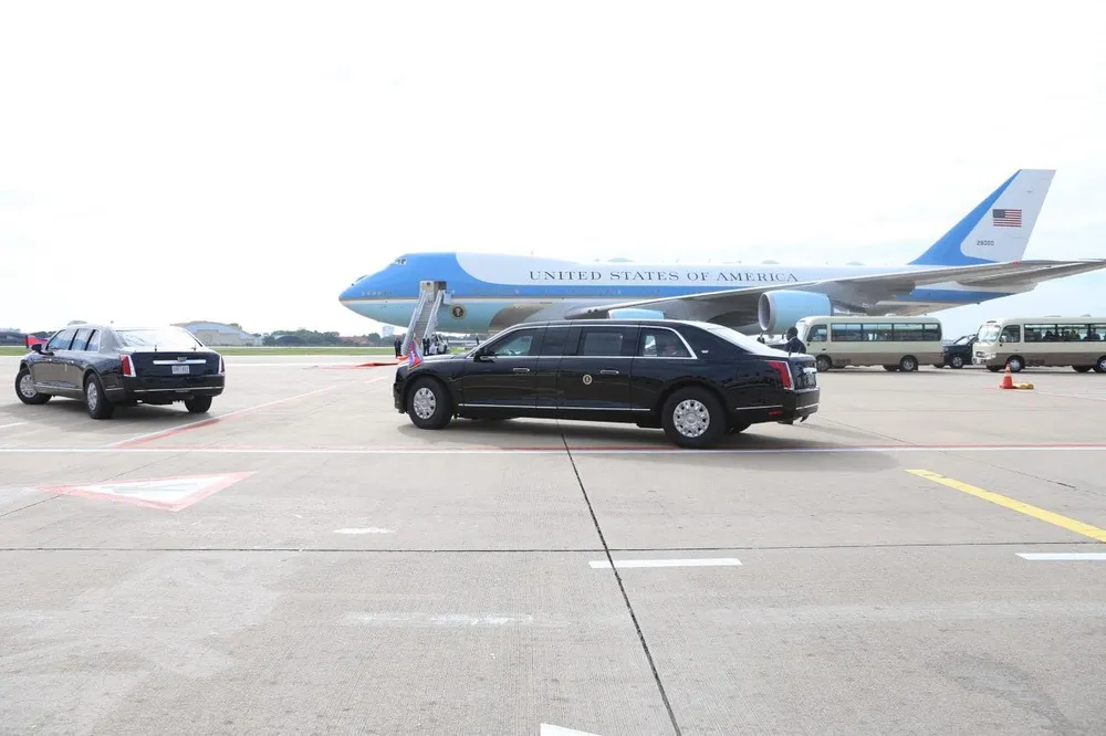 Đoàn xe chở Tổng thống Biden và đoàn đại biểu Mỹ rời sân bay Phnom Penh. ẢNH: FRESH NEWS