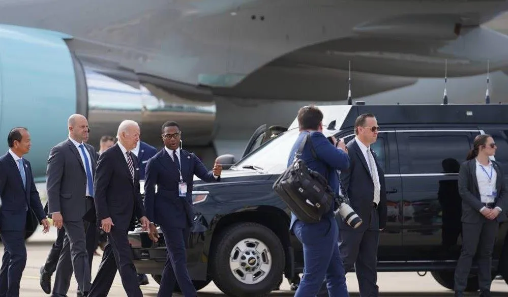 Quan chức Campuchia tiếp đón Tổng thống Biden và đoàn đại biểu Mỹ. ẢNH: FRESH NEWS