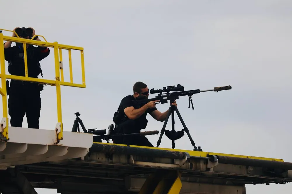 Các tay súng và súng nhắm bắn tỉa tại khu vực tiếp đón Tổng thống Biden. ẢNH: FRESH NEWS