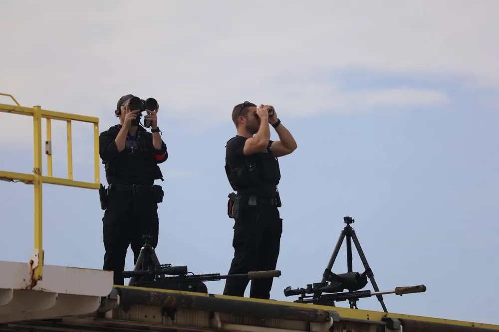 Các tay súng thiện xạ được bố trí tại khu vực sân bay Phnom Penh. ẢNH: FRESH NEWS