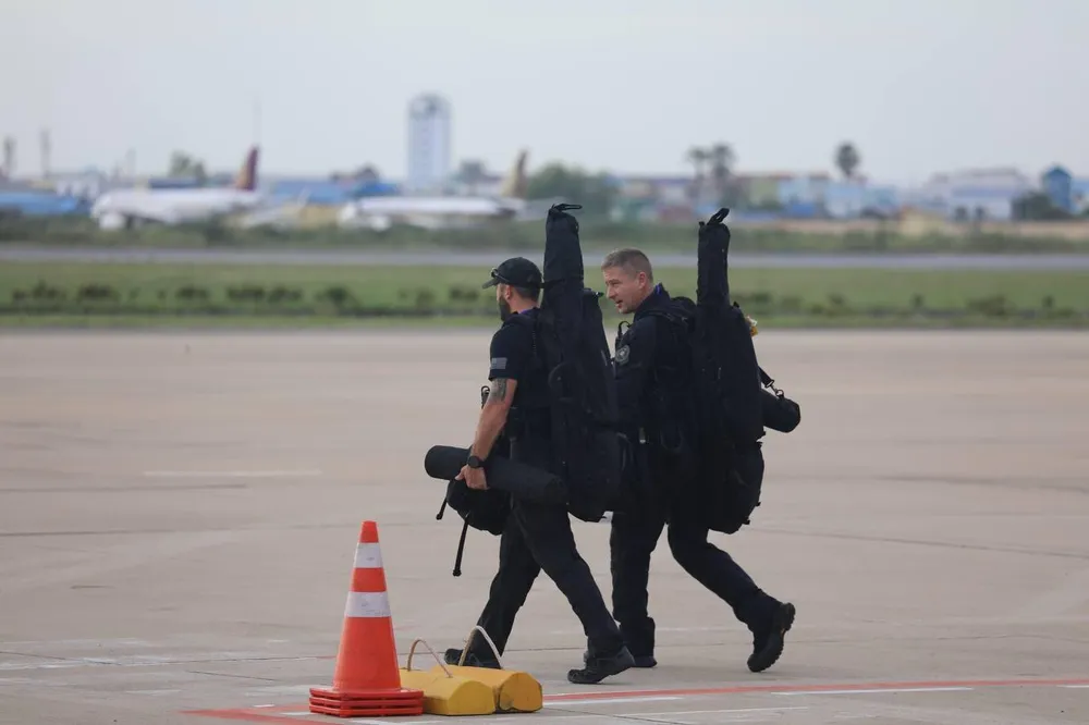 2 tay thiện xạ rời đi sau khi Tổng thống Biden rời sân bay Phnom Penh. ẢNH: FRESH NEWS