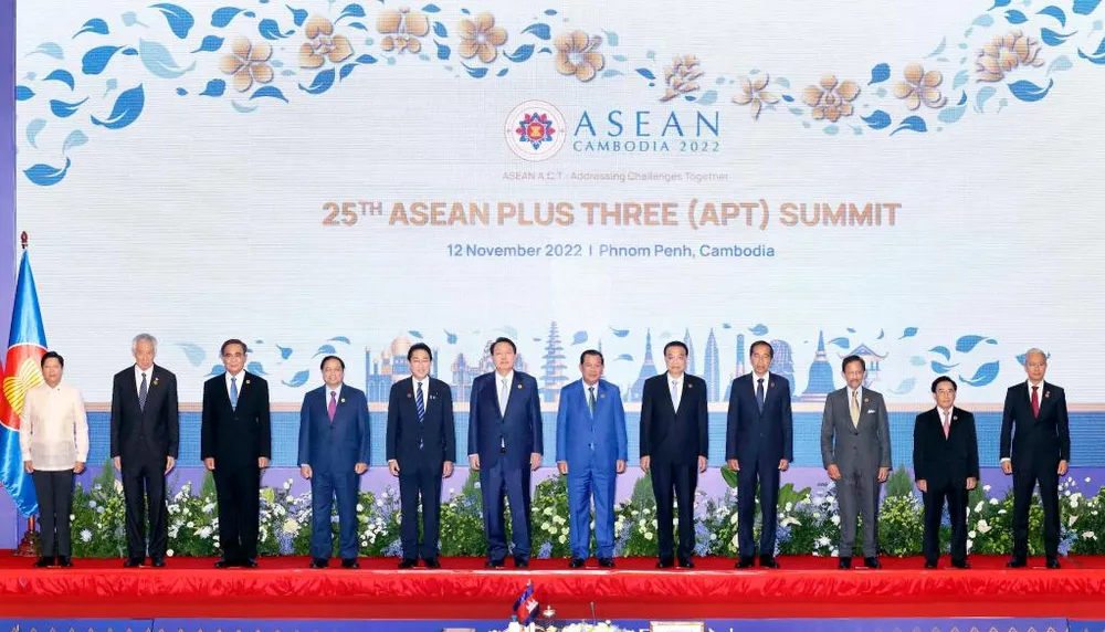 Lãnh đạo các nước tham dự Hội nghị Cấp cao ASEAN+3 tại thủ đô Phnom Penh, Campuchia. ẢNH: TÂN HOA XÃ