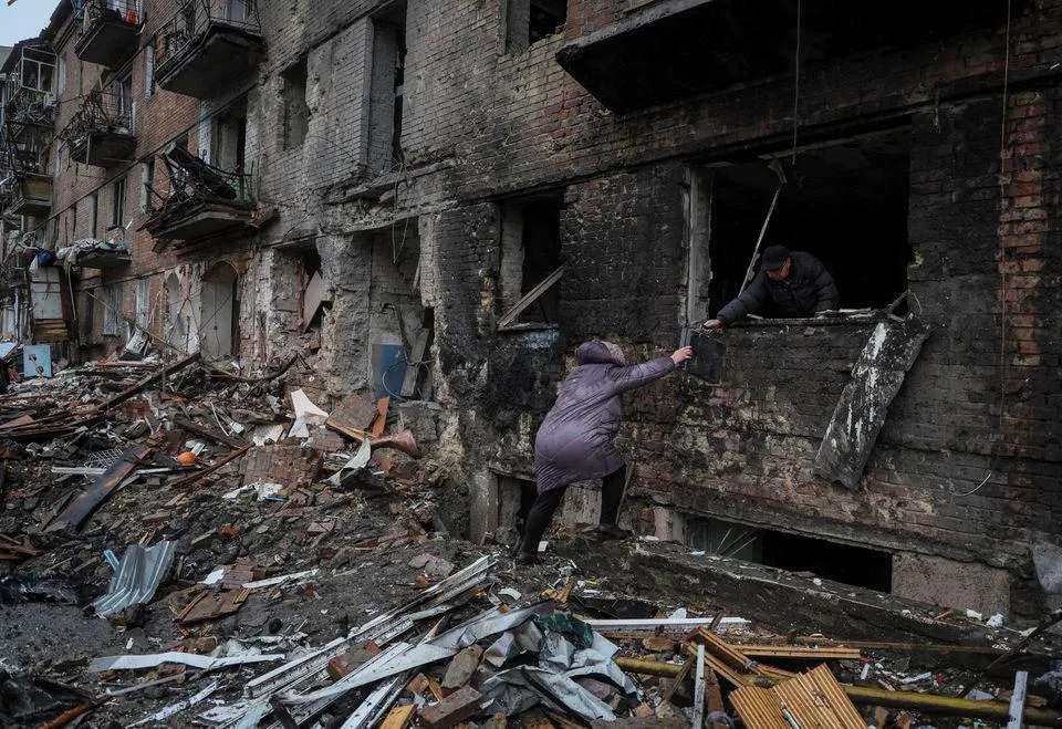 Khu dân cư ở TP Vyshhorod (tỉnh Kiev) bị hư hại nặng nề khi bị Nga pháo kích ngày 24-11. Ảnh: REUTERS Khu dân cư ở TP Vyshhorod (tỉnh Kiev) bị hư hại nặng nề khi bị Nga pháo kích ngày 24-11. Ảnh: REUTERS